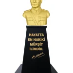 Atatürk Büstü Mareşal Üniformalı (80cm Alüminyum)+ Kaide (120cm)+ Alt Tabla